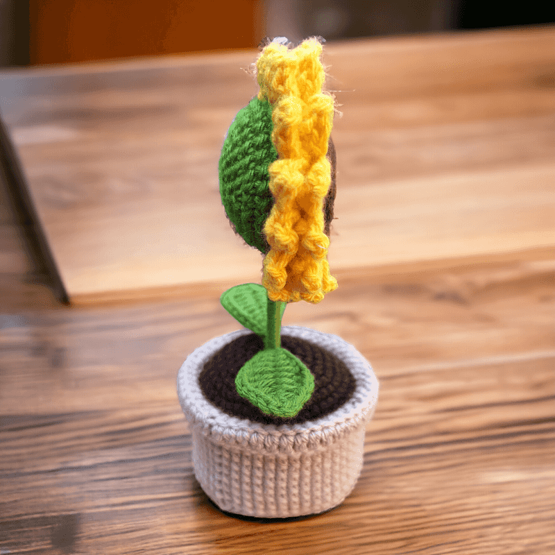 Maceta de girasoles y rosas a crochet