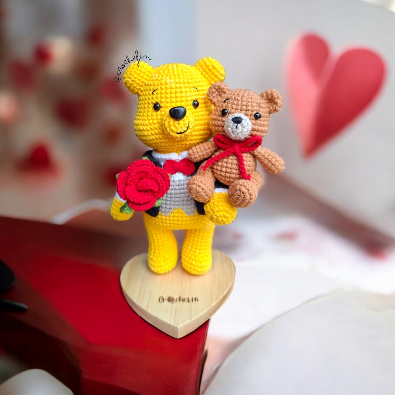 Winnie Pooh Romántico con Osito y Rosa | Patrón Amigurumi Crochet PDF