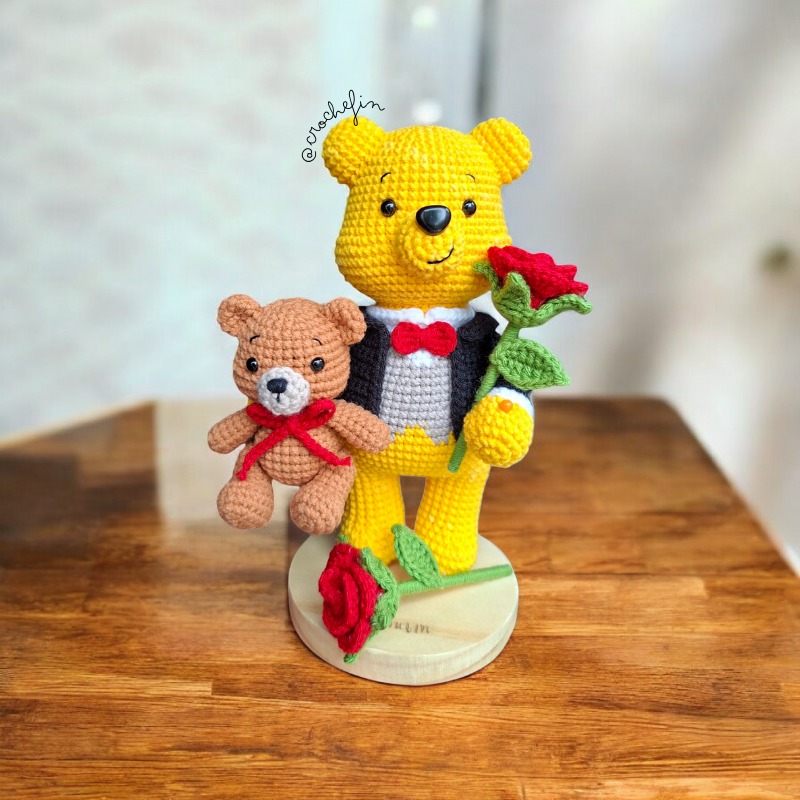 Winnie Pooh Romántico con Osito y Rosa | Patrón Amigurumi Crochet PDF