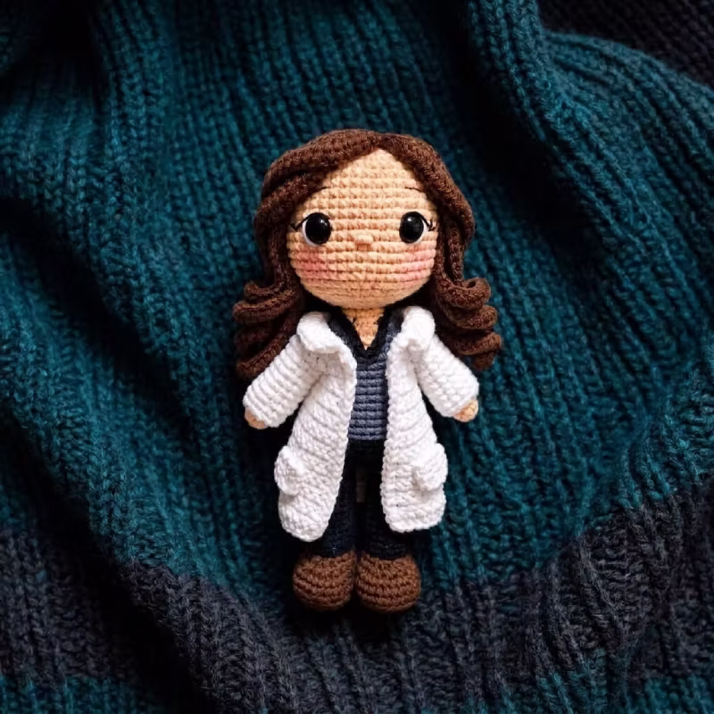 Patrón Amigurumi Doctora a Crochet en PDF - Descarga Digital
